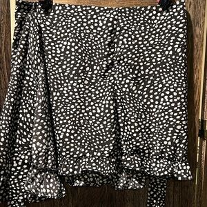 Chic Black and White Ruffle Skirt. Wrap around skirt.  Super cute.